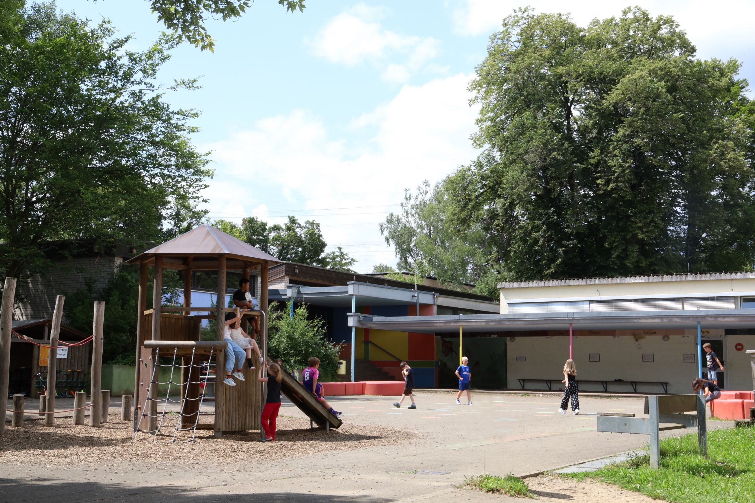 Spielende Kinder auf großem Schulhof